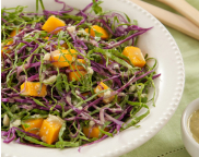 Imagem de um prato com Salada de couve, repolho e manga ao molho de gorgonzola