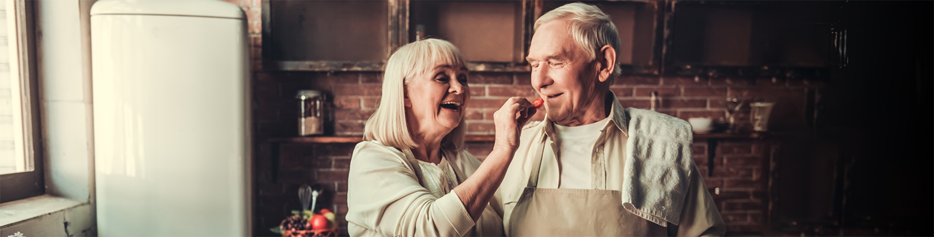 Imagem de um casal cozinhando juntos