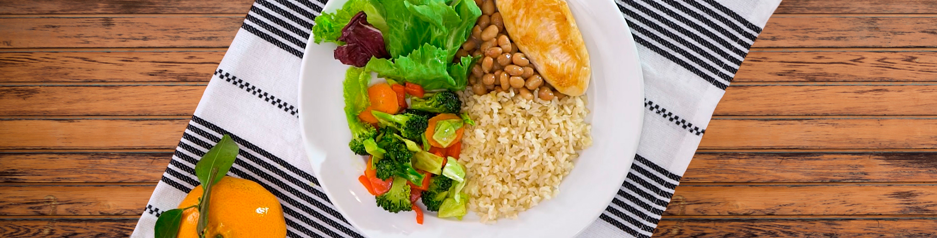 prato com arroz, feijão, bife de frango, verduras e legumes