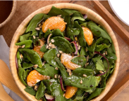 Imagem de uma salada de espinafre e tangerina