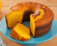 prato com Bolo de casca de abóbora e MID Laranja