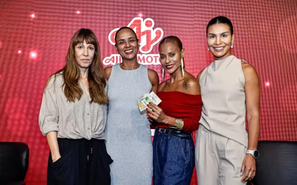 Evento Amino for Life teve bate-papo com: (da esquerda para a direita) a jornalista Silvia Ruiz; Andréia Naves, nutricionista; Aline Wirley, atriz e cantora; e Renata Teixeira, gerente de P&D e Suplementos da Ajinomoto do Brasil. — Foto: Marcelo Pereira/G.Lab